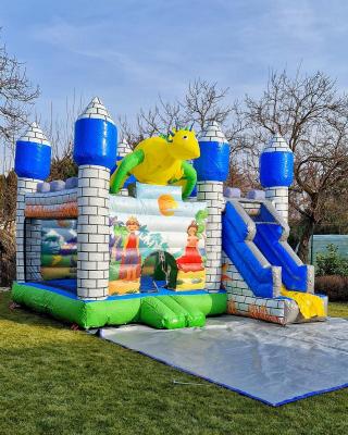 Skákací hrad so šmykľavkou pre detské párty